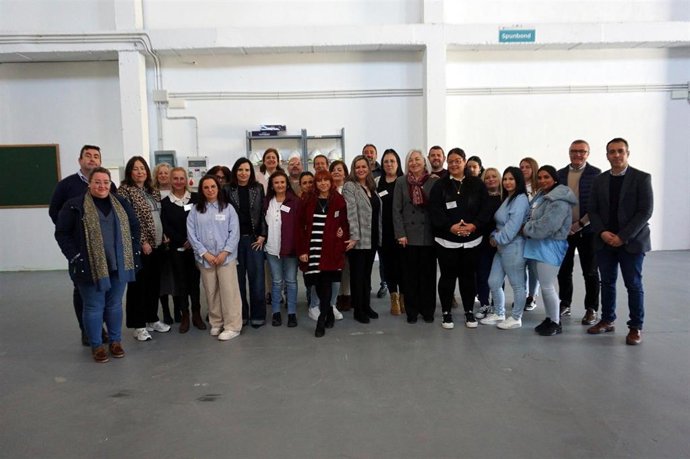 Autoridades, cuerpo técnico y mujeres participantes en el programa de Empleo y Formación de Baena.