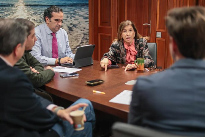 El presidente de la Mancomunidad, Manuel Cardeña, y Gemma del Corral, directora general de Promoción y Fomento del Turismo, durante una reunión