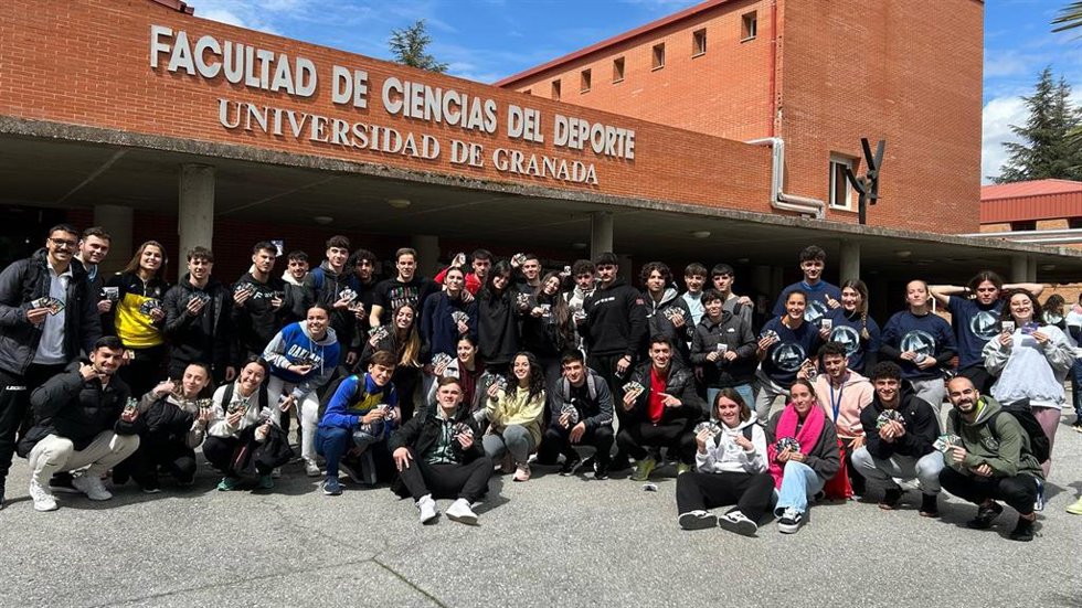 Los estudiantes de Fundamentos de la Educación Física muestran las cartas coleccionables que utilizarán en las dinámicas de juego de esta experiencia educativa.