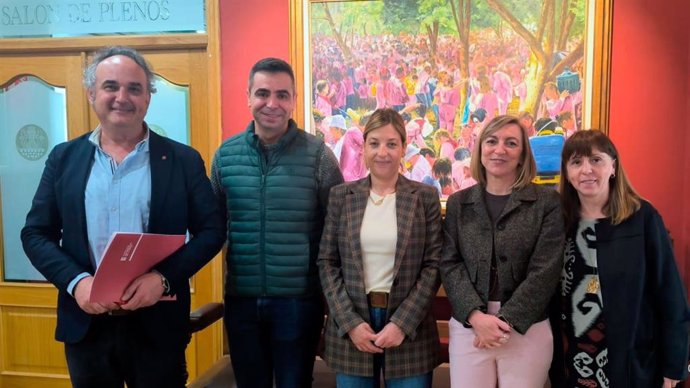 De Izquierda A Derecha, David Torre, El Concejal César Buezo, La Alcaldesa Guadalupe Fernández, La Rectora Eva Sanz, Y La Vicerrectora Montserrat Mendoza