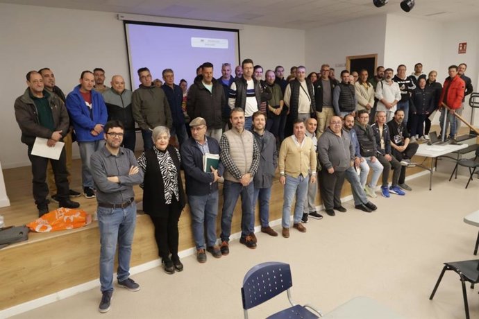 Miguel Ruiz Madruga con los 50 trabajadores nuevos para Infraestructuras.