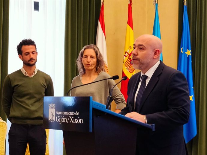 El concejal de Medio Ambiente y Sostenibilidad del Ayuntamiento de Gijón, Rodrigo Pintueles, presenta las conclusiones del estudio epidemiológico sobre el impacto que tiene la contaminación atmosférica sobre la salud de los gijoneses.
