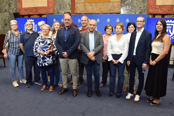 El consejero de Empleo y Formación del Cabildo de Tenerife, Efraín Medina (c), en la presentación de una campaña para difundir los oficios artesanos