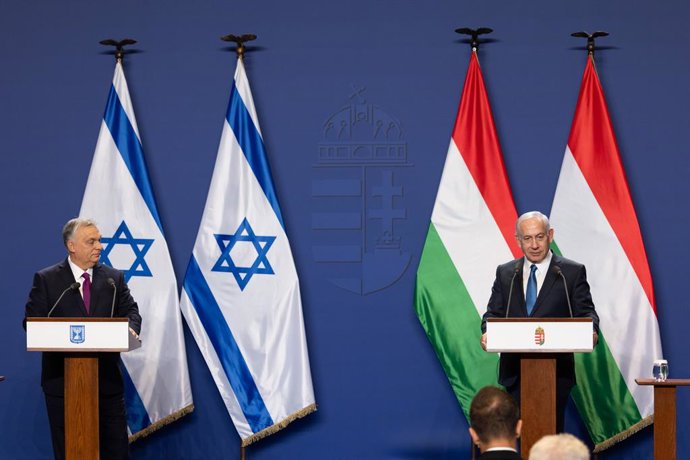 BUDAPESTE, 3 de abril de 2025 -- O primeiro-ministro húngaro Viktor Orban (à esq.) e o primeiro-ministro israelense Benjamin Netanyahu participam de uma coletiva de imprensa conjunta após sua reunião em Budapeste, Hungria, em 3 de abril de 2025.