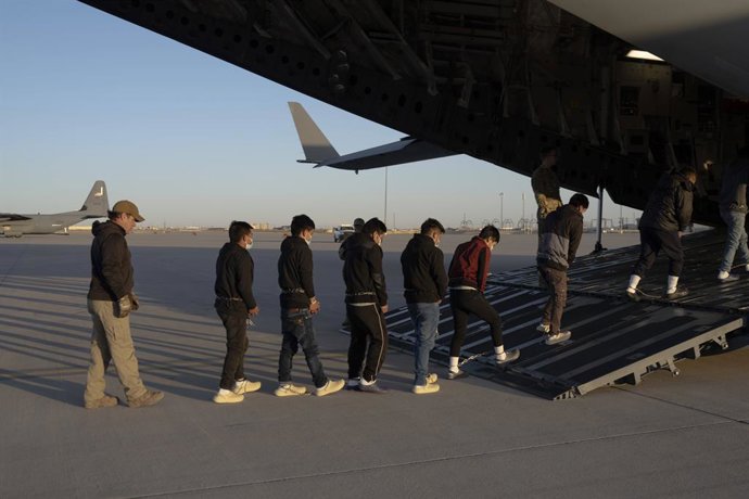 Archivo - Arquivo - 23 de janeiro de 2025, El Paso, Tx, Estados Unidos: Agentes da Alfândega e Proteção de Fronteiras dos EUA guiam migrantes sem documentos em uma aeronave de transporte C-17 Globemaster III da Força Aérea dos EUA para o primeiro voo de r
