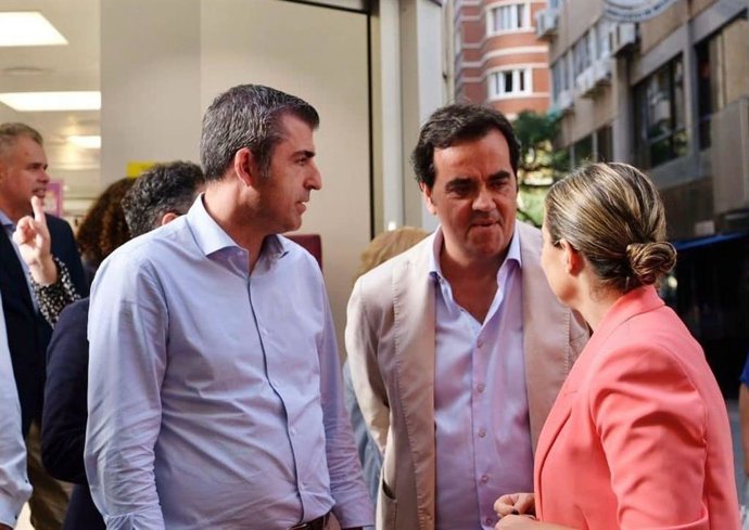 El consejero de Economía del Gobierno de Canarias, Manuel Domínguez, durante una visita a la ZCA de Santa Cruz de Tenerife