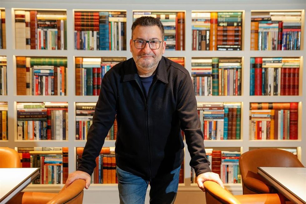El guionista de 'Parenostre' Toni Soler posa durante la presentación de la película, a 7 de abril de 2025, en Barcelona, Cataluña (España). El film relata como el expresidente de la Generalitat y su familia gestionan la crisis sobre el Caso Pujol y la f