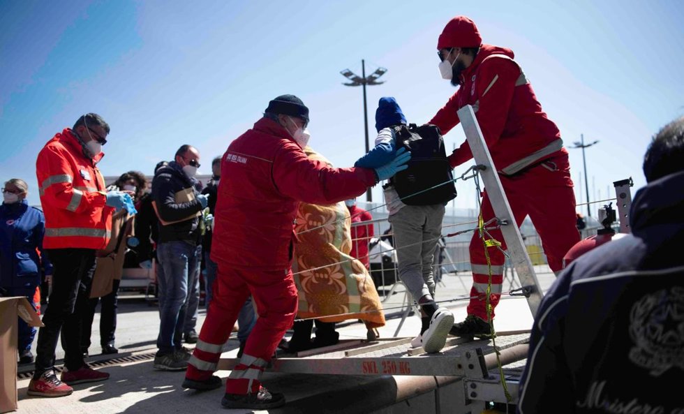 Desembarco de migrantes rescatados por el 'Aita Mari' en Salerno (Italia)