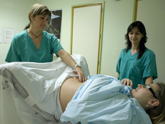 Prop del 80% de les dones de la Comunitat inicien el control del seu embaràs abans de la desena setmana de gestació 