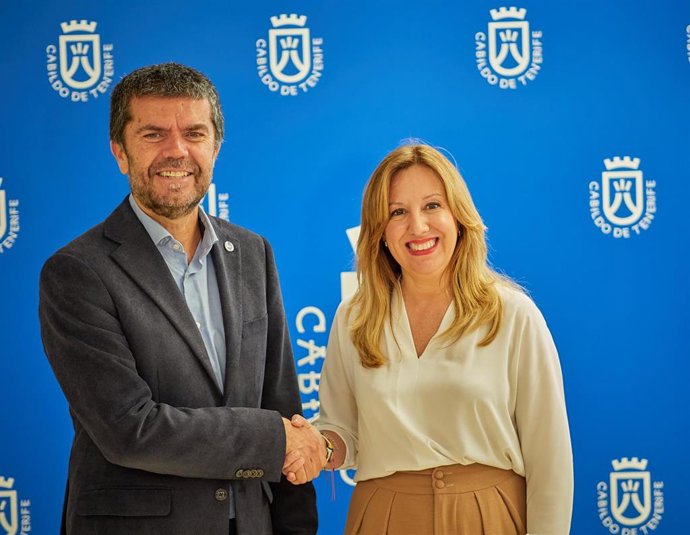 El rector de la ULL, Francisco García, y la presidenta del Cabildo de Tenerife, Rosa Dávila, tras una reunión para abordar la modificación de horarios el próximo curso