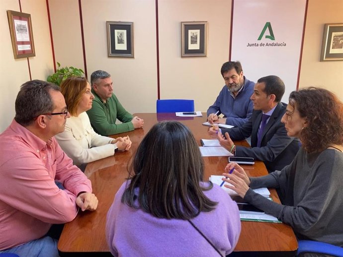 El delegado de Desarrollo Educativo, Francisco José Solano (2d), en una reunión con responsables del IES Las Fuentezuelas.