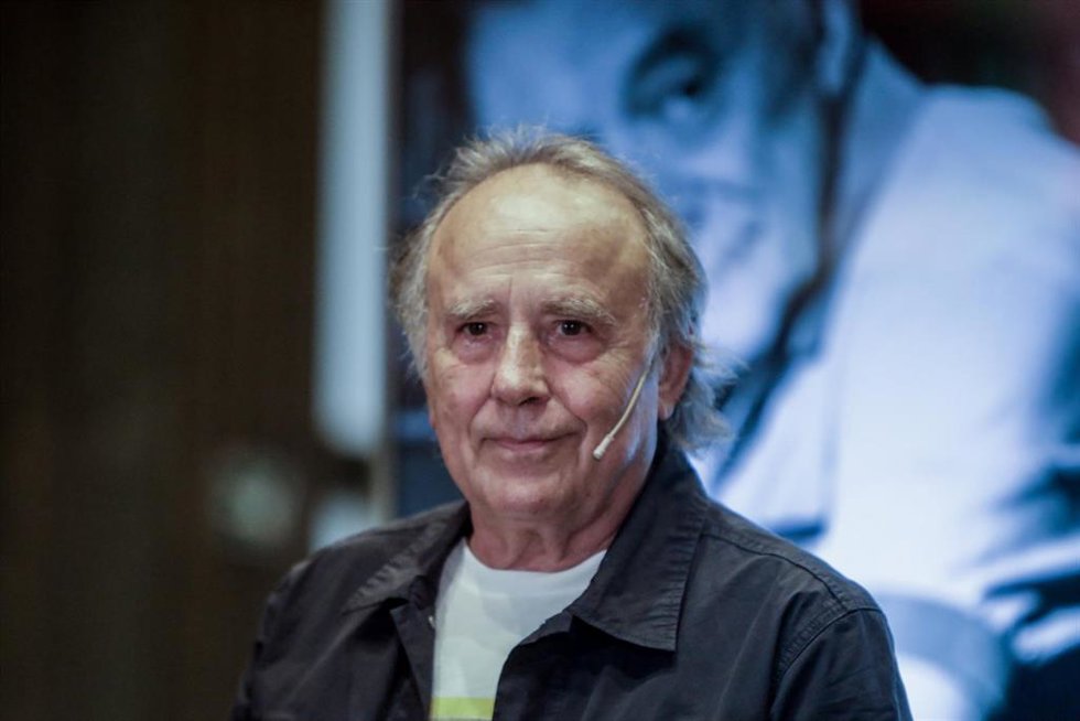 Archivo - EL cantante Joan Manuel Serrat asiste a un homenaje al poeta uruguayo Mario Benedetti (1920-2009) en el Instituto Cervantes, en Madrid (España), a 14 de septiembre de 2020. El homenaje está organizado por el propio Instituto Cervantes y la edi