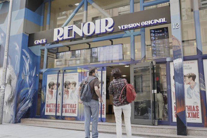 Archivo - Puerta principal de los Cines Renoir Plaza de España el día de su reapertura después del cierre durante casi tres meses, desde que se decretó el estado de alarma el pasado 14 de marzo. Este primer día el público podrá disfrutar de las películas:
