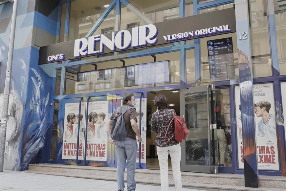 Archivo - Puerta principal de los Cines Renoir Plaza de España el día de su reapertura después del cierre durante casi tres meses, desde que se decretó el estado de alarma el pasado 14 de marzo. Este primer día el público podrá disfrutar de las película