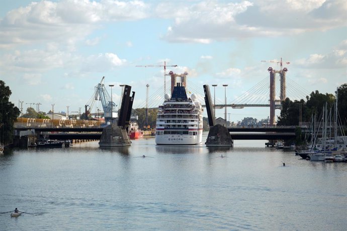 El crucero Europa a su llegada al Puerto. A 7 de abril de 2025 en Sevilla, Andalucía (España). El crucero Europa, de la compañía Hapag-Lloyd, ha atracado este lunes en el Puerto de Sevilla, convirtiéndose en el buque de mayores dimensiones que opera esta 