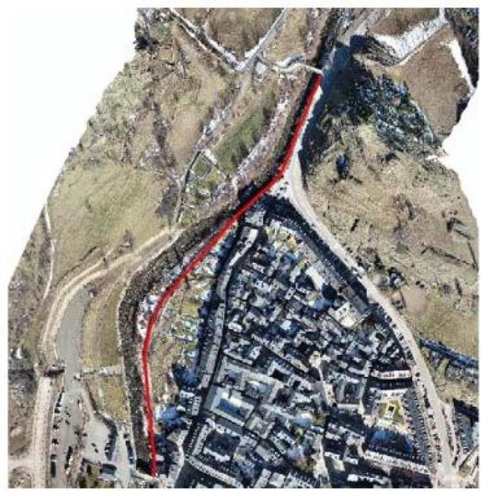 El muro de defensa que que se recrecerá en Benasque (Huesca), en rojo.