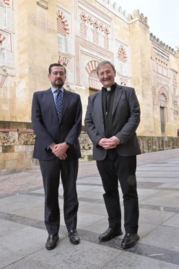 El deán-presidente del Cabildo Catedral de Córdoba, Joaquín Alberto Nieva, y el director general de Casa Árabe, Miguel Moro Aguilar.