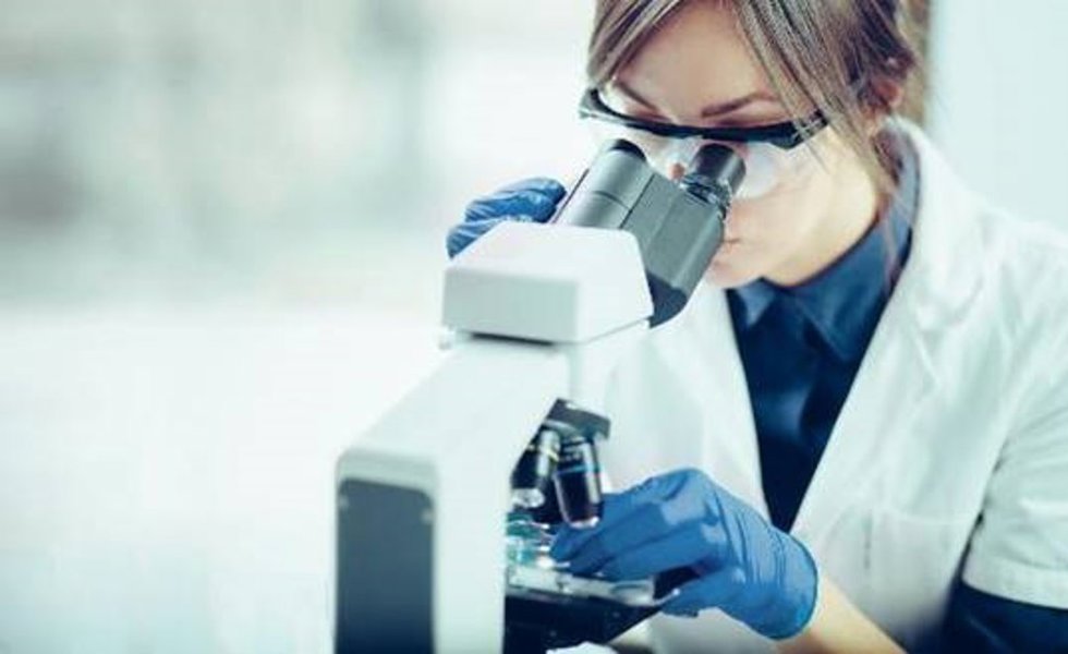 Archivo - Una investigadora en el laboratorio.