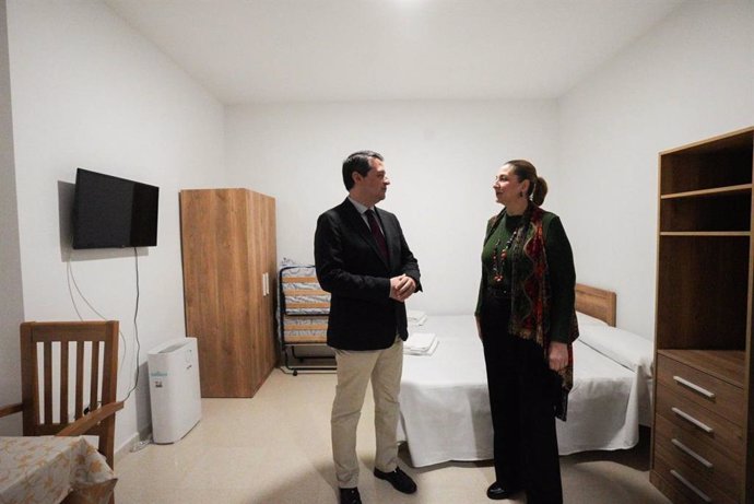 El alcalde de Córdoba, José María Bellido, y la teniente de alcalde delegada de Servicios Sociales, Eva Contador, en el Centro de Emergencia Habitacional.