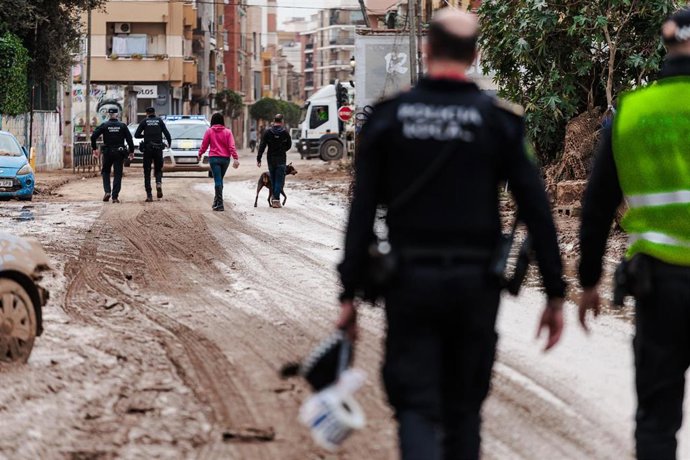 Archivo - Imagen de archivo de policías en una zona afectada por la dana del 29 de octubre en la provincia de Valencia