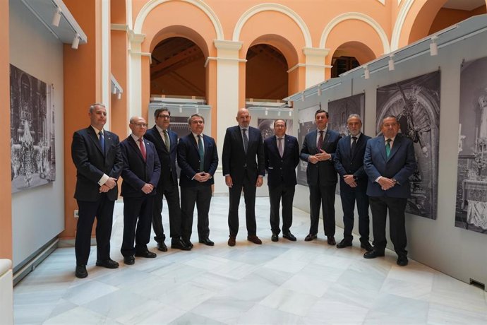 Manuel Alés, en el acto de homenaje a Antonio 'Fernand', con una exposición antológica sobre su fotografía cofrade en la Casa Consistorial.