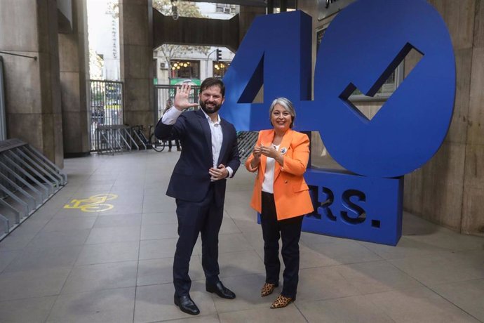 Archivo - Imagen de archivo del presidente de Chile, Gabriel Boric, junto a la ministra de Trabajo, Jeannette Jara