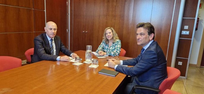 Juan José Fernández Díaz, decano del Colegio Oficial de Ingenieros de Minas del Noroeste de España; Belarmina Díaz, consejera de Transición Ecológica y José Augusto Suárez, decano del Colegio de Ingenieros Técnicos de Minas de Asturias.