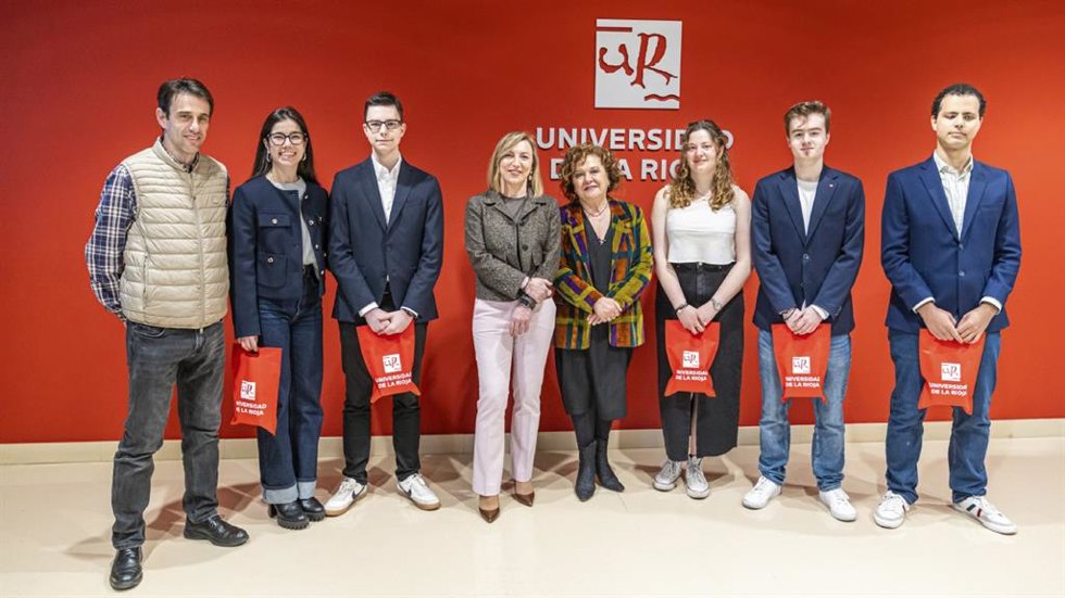 La rectora de la UR recibe a los ganadores de la XV Liga de Debate Interuniversitario del G-9 disputada en Vitoria