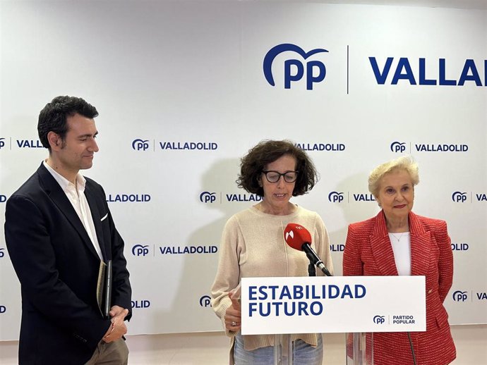 La secretaria general del PP de Valladolid y diputada, Mercedes Cantalapiedra, y la exdiputada del PP y presidenta de la Afammer, Carmen Quintanilla, junto al coordinador de Comisiones de Estudio del PP de Valladolid, David Esteban.