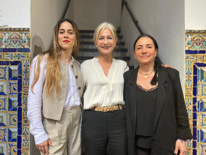 La consejera de Cultura y Deporte de la Junta de Andalucía, Patricia del Pozo, junto a la bailaora Eva Yerbabuena en la presentación de la Cátedra de Flamenco.