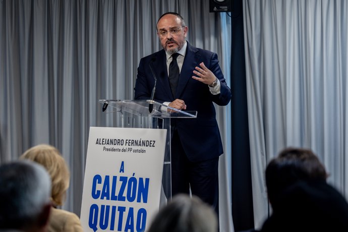 El presidente del Partido Popular catalán, Alejandro Fernández, durante la presentación de su libro ‘A calzón quitao’, en el Círculo de Bellas Artes, a 7 de abril de 2025, en Madrid (España).