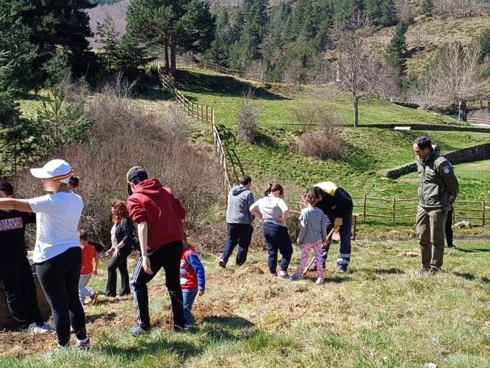 Alumnado de las Trece Villas celebra el tradicional 'Día del Árbol', con una plantación en el monte de La Pineda