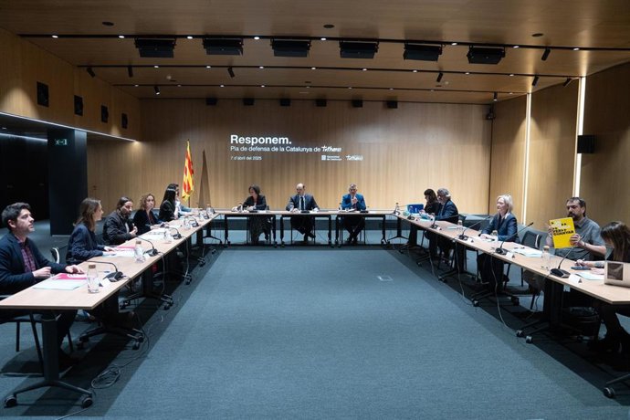 (I-D) La consellera de Economía, Alicia Romero; el conseller de la Presidencia, Albert Dalmau, y el conseller de Empresa, Miquel Sàmper, durante una reunión, a 7 de abril de 2025, en Barcelona, Catalunya (España). Durante la reunión, los consellers de Pre