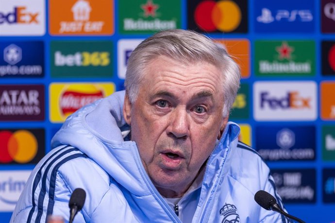 Archivo - Carlo Ancelotti, técnico do Real Madrid, participa de sua coletiva de imprensa durante o treinamento e a coletiva de imprensa do jogo de ida do mata-mata da Liga dos Campeões da UEFA 2024/25 no Manchester City Stadium em 10 de fevereiro de 2025 
