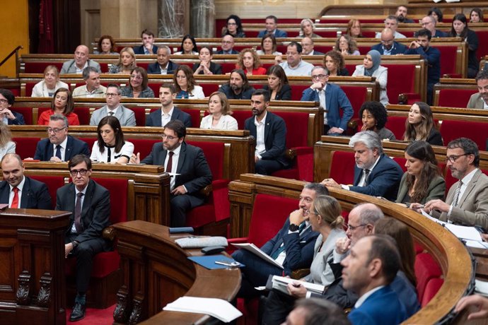 Archivo - Arxiu - En primera fila, el president de la Generalitat de Catalunya, Salvador Illa (2i); i en segona fila, el president de Junts en el Parlament, Albert Batet (3d), durant les votacions en un debat de Política General en el Parlament de Catalun