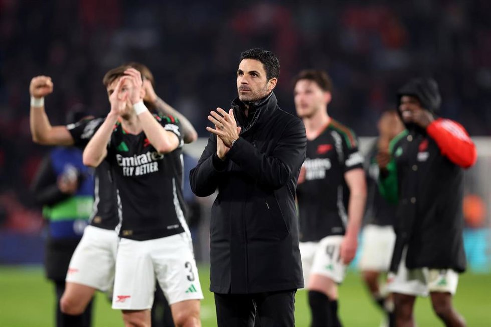 Archivo - Mikel Arteta y los jugadores del Arsenal aplauden a sus aficionados tras un partido de la Liga de Campeones