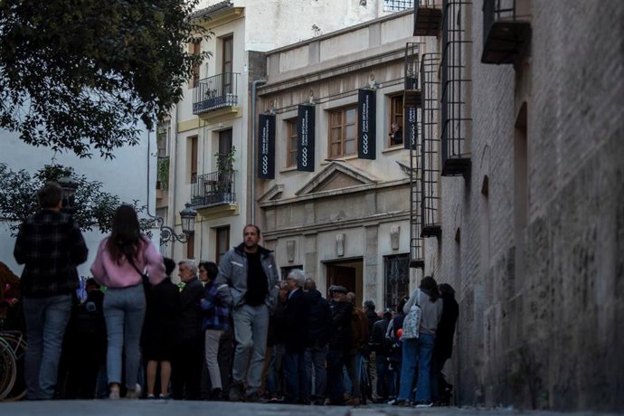 Archivo - Decenas de personas durante una concentración contra el cese de Pérez Pont como gerente del Consorci de Museus, frente al  Centro del Carmen de Cultura Contemporánea (CCCC) (archivo)