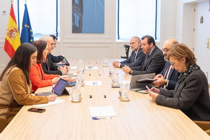 Reunión del ministro de Transportes, Óscar Puente, con alcaldes y diputados de C-LM.