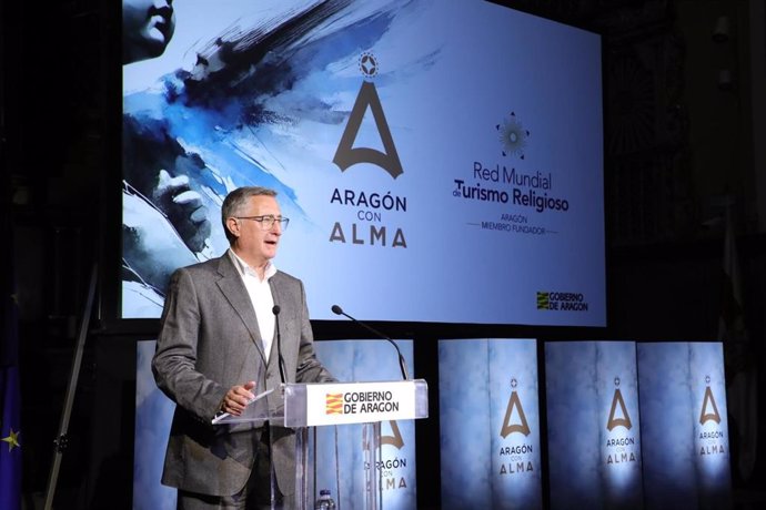 El consejero Manuel Blasco presenta la estrategia 'Aragón con alma' en la iglesia de San Cayetano.