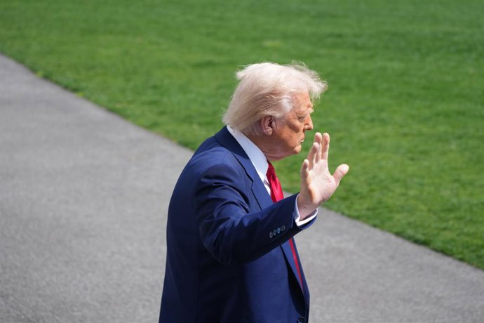 03 de abril de 2025, EUA, Washington: O presidente dos EUA, Donald Trump, sai depois de falar com a mídia na Casa Branca. Foto: Andrew Leyden/ZUMA Press Wire/dpa