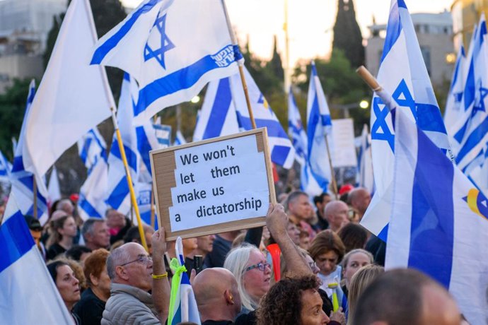 29 de março de 2025, Tel Aviv, Israel: Manifestação contra o primeiro-ministro Bibi Netanyahu e seu governo