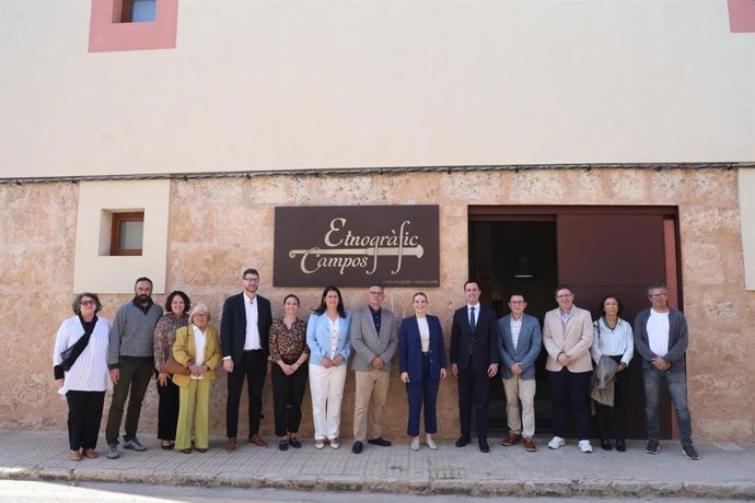 La presidenta del Govern, Marga Prohens, y el presidente del Consell de Mallorca, Llorenç Galmés, visitan el Etnogràfic Campos.
