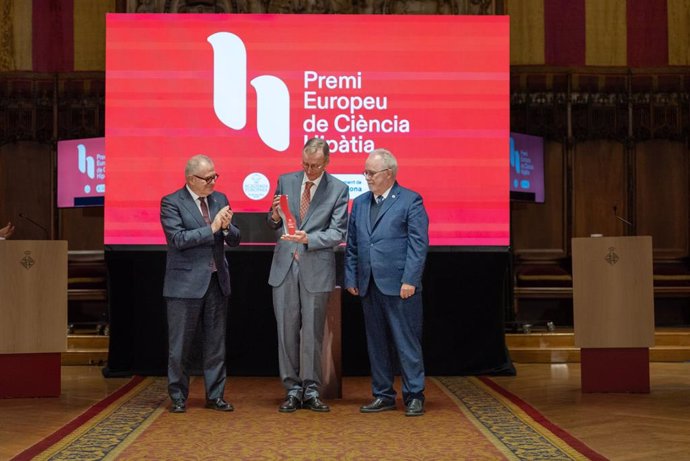 Moment del lliurament del reconeixement