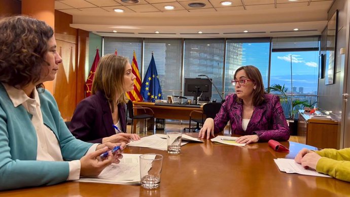 Archivo - Arxivo - La consellera de Territori, Habitatge i Transició Ecològica de la Generalitat, Sílvia Paneque, es reuneix amb la líder dels Comuns en el Parlament, Jéssica Albiach, i la diputada Susanna Segòvia, a la seu del Departament