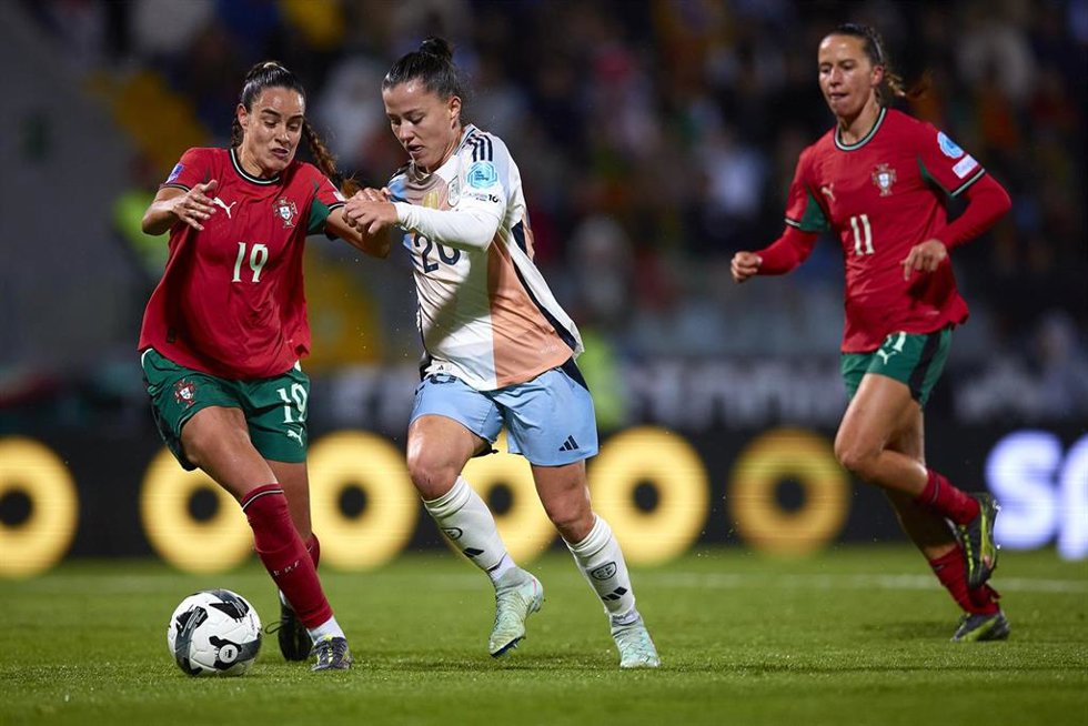 Claudia Pina trata de zafarse de dos jugadoras durante el Portuga-España de la Liga de Naciones 2025
