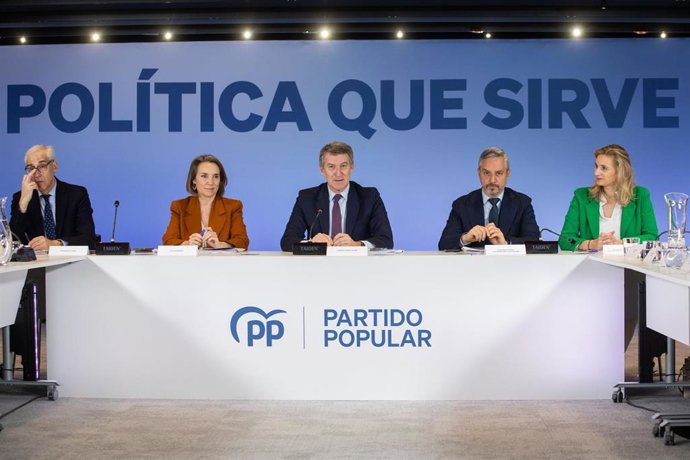 (I-D) La secretaria general del PP, Cuca Gamarra; el presidente del Partido Popular, Alberto Núñez Feijóo, el diputado del PP Juan Bravo y la senadora del PP Paloma Martín durante una reunión con asociaciones y representantes de las organizaciones más afe