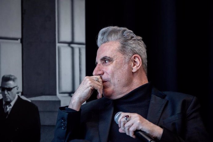 El cantante Loquillo durante la presentación de su libro ‘Paseo de gracia’, en el Círculo de Bellas Artes, a 7 de abril de 2025, en Madrid (España). ‘Paseo de gracia’ es un libro autobiográfico en el que el cantante además hace un recorrido por la ciudad 