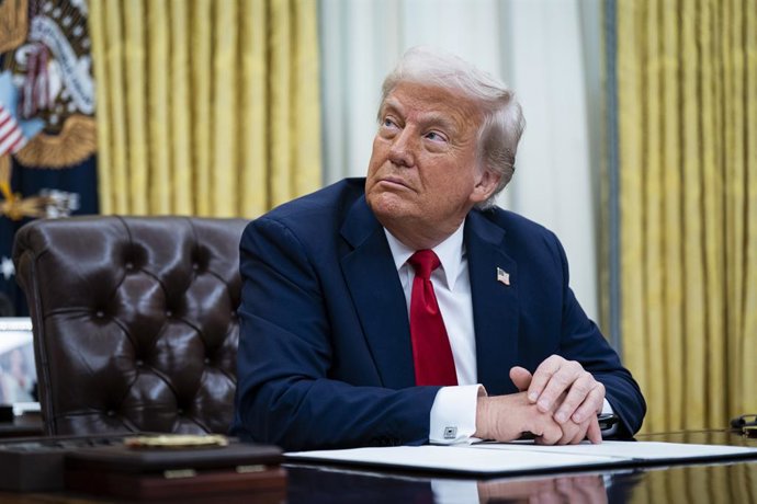 31 de março de 2025, Washington, Distrito de Columbia, EUA: O presidente dos EUA, Donald Trump, durante a assinatura de uma ordem executiva no Salão Oval da Casa Branca em Washington, DC, EUA, na segunda-feira, 31 de março de 2025. A ordem instrui a Comis