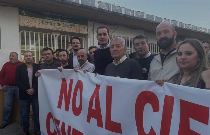 El secretario general del PSOE de Jaén, Juan Latorre, junto a los vecinos de Cazorla en la manifestación para evitar el cierre del centro sanitario.