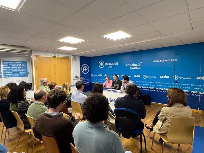 El presidente provincial del Partido Popular (PP) de Jaén, Erik Domínguez, en la reunión con la Vicesecretaría provincial de la capital y con el Grupo Municipal popular en el Ayuntamiento de Jaén.